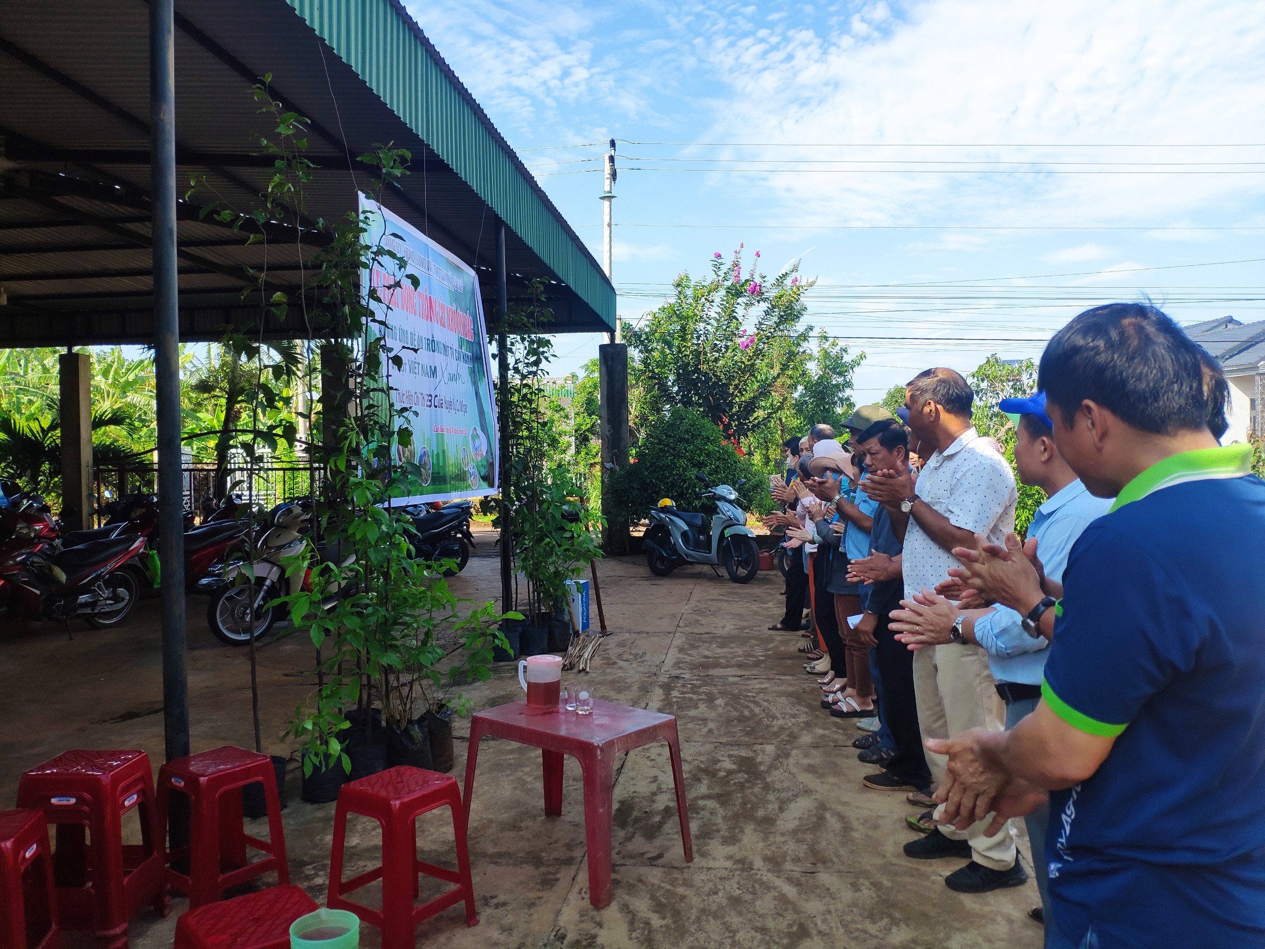 Sáng ngày 30/5/2023 Đảng ủy - HĐND - UBND - UBMTTQVN tổ chức Lễ phát động trồng cây tại thôn 4 hưởng ứng ngày môi trường thế giới ngày 05/6